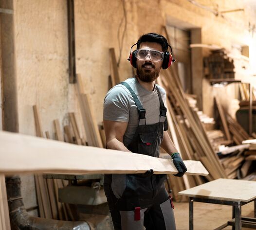 Symbolbild: Arbeitsschutz für Tischlereien und Holz-Unternehmen