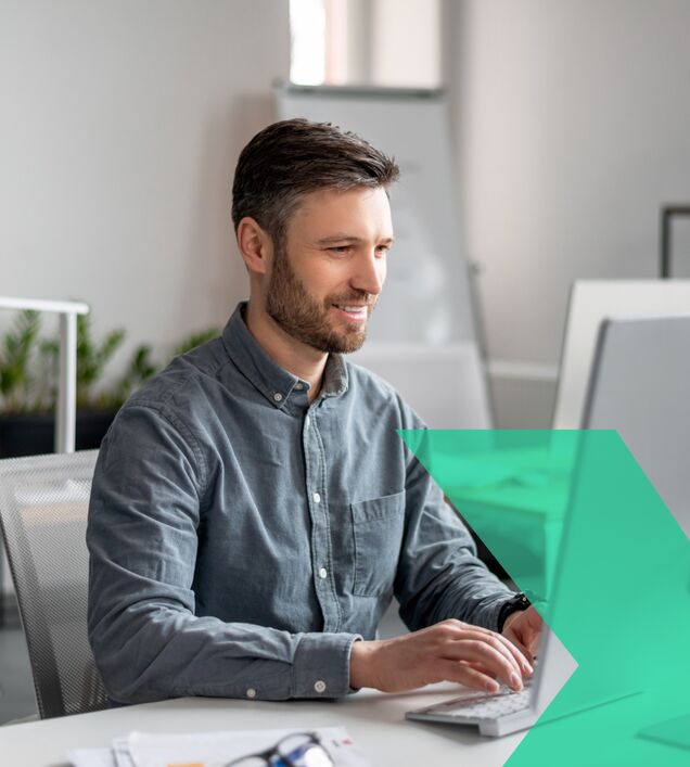 Prüfung von Arbeitsmitteln mit Schutzhelm und Werkzeug – UVV-Prüfung im Raum Chemnitz für mehr Arbeitssicherheit