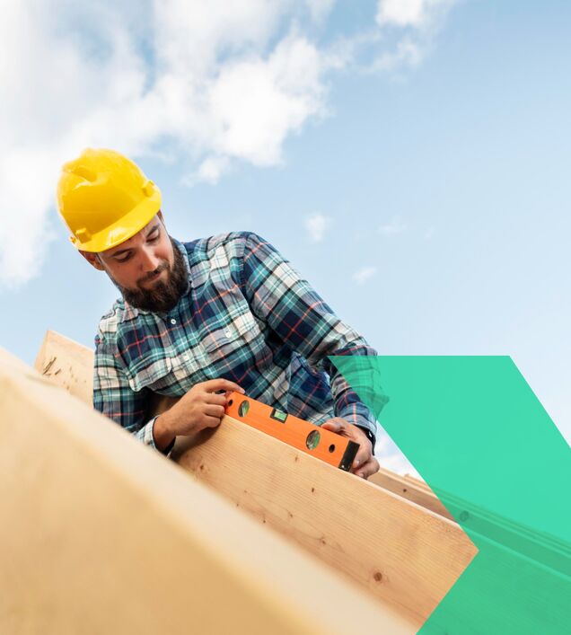 Dachdecker arbeitet auf Schrägdach mit Absturzsicherung – Arbeitsschutz im Dachhandwerk in der Region Chemnitz