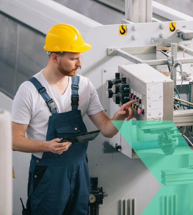 Produktionshalle mit Maschinen – Arbeitsschutz und Effizienz in industriellen Fertigungsbetrieben im Raum Chemnitz