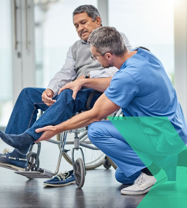 Pflegekraft in Einrichtung unterstützt – Arbeitssicherheit in Pflege und Gesundheit im Raum Chemnitz