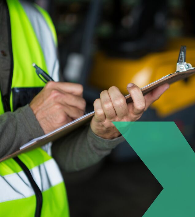 Symbolbild Arbeitsschutz: Schutzhelm, Warnweste und Bauhelm auf schwarzem Hintergrund – Sinnbild für Arbeitssicherheit in der Region Chemnitz