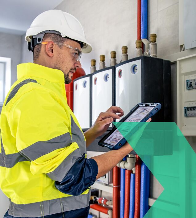 Heizungs- oder Lüftungstechniker bei Arbeiten in Technikraum – Arbeitsschutz im HSL-Handwerk im Raum Chemnitz.