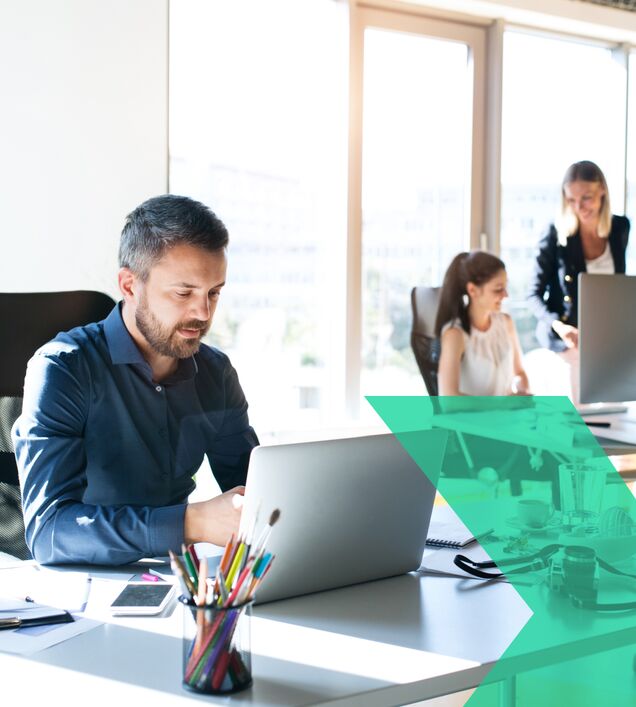 Mitarbeiter am Computerarbeitsplatz – Arbeitsschutz und Ergonomie in Büros der Region Chemnitz