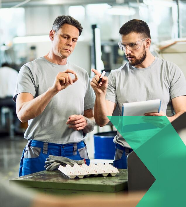 Zwei Mitarbeiter bei der Materialprüfung