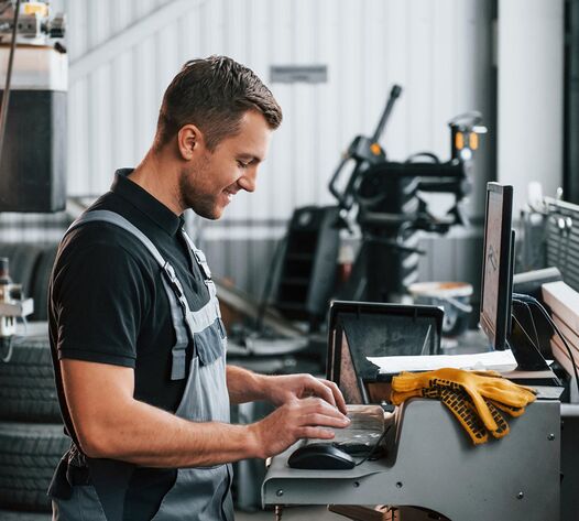 Fachkraft führt Wartungs- oder UVV-Prüfung an Maschine durch – Arbeitsschutz, Prüfpflichten und LOTO-Sicherheit in der Region Chemnitz