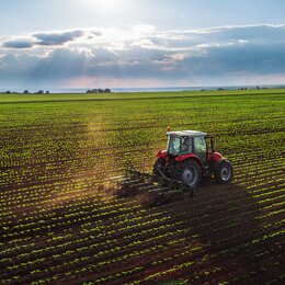 Ein Traktor fährt auf einem Feld