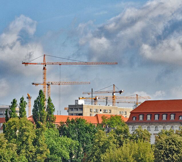 Stadtansicht mit mehreren Baukränen – Bauprojekte und Arbeitssicherheit in Chemnitz