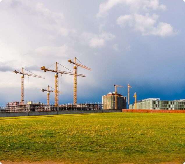 Baustellenbegehung durch SiGeKo: Kontrolle, Koordination und Dokumentation von Arbeitsschutzmaßnahmen auf einer Baustelle.