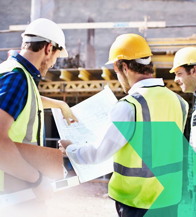 Baustelle mit Bauarbeitern und Schutzhelmen – Arbeitsschutz und SiGeKo-Betreuung für Bauunternehmen im Raum Chemnitz