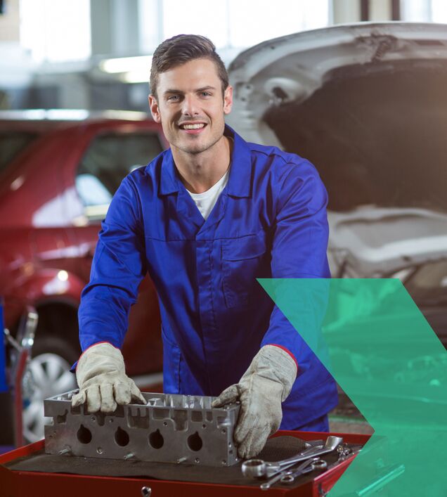 Kfz-Werkstatt mit Fahrzeug auf Hebebühne – Arbeitsschutz und Unterweisungen in Autohäusern im Raum Chemnitz