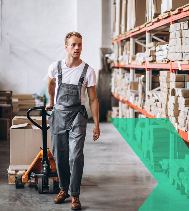 Arbeitsschutz: Mitarbeiter agiert im Lager mit Hubwagen