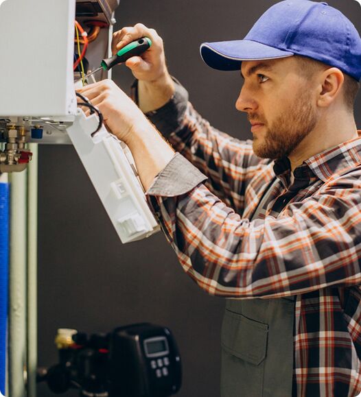 Mitarbeiter demonstriert Unterweisung zur Absturzsicherung in der SHK-Montage – Schulung & Sicherung für Betriebe in der Region Chemnitz.