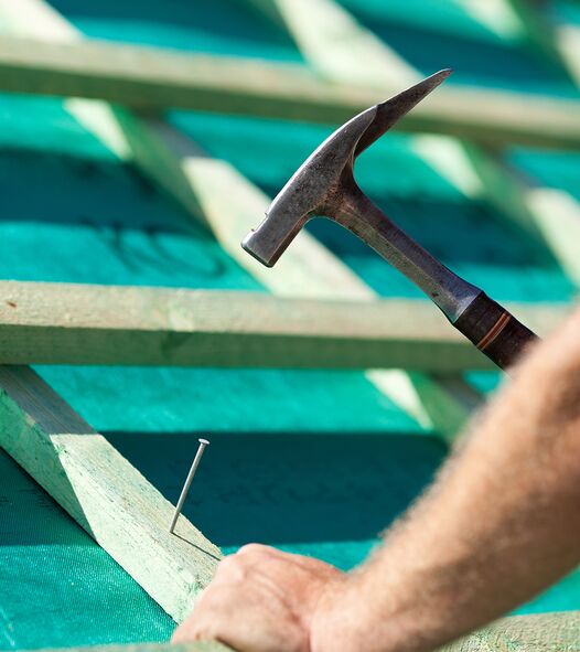 Symbolbild: Dachdecker beim Arbeiten